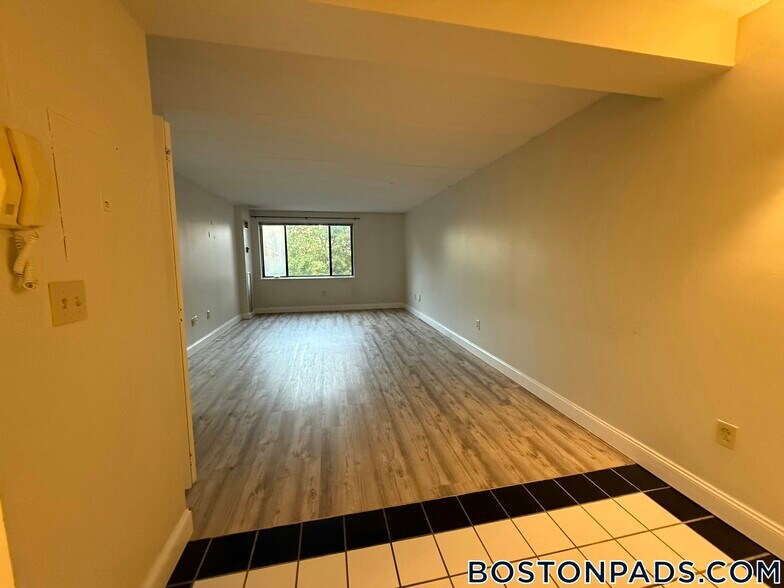 Building Photo - 1933 Commonwealth Ave