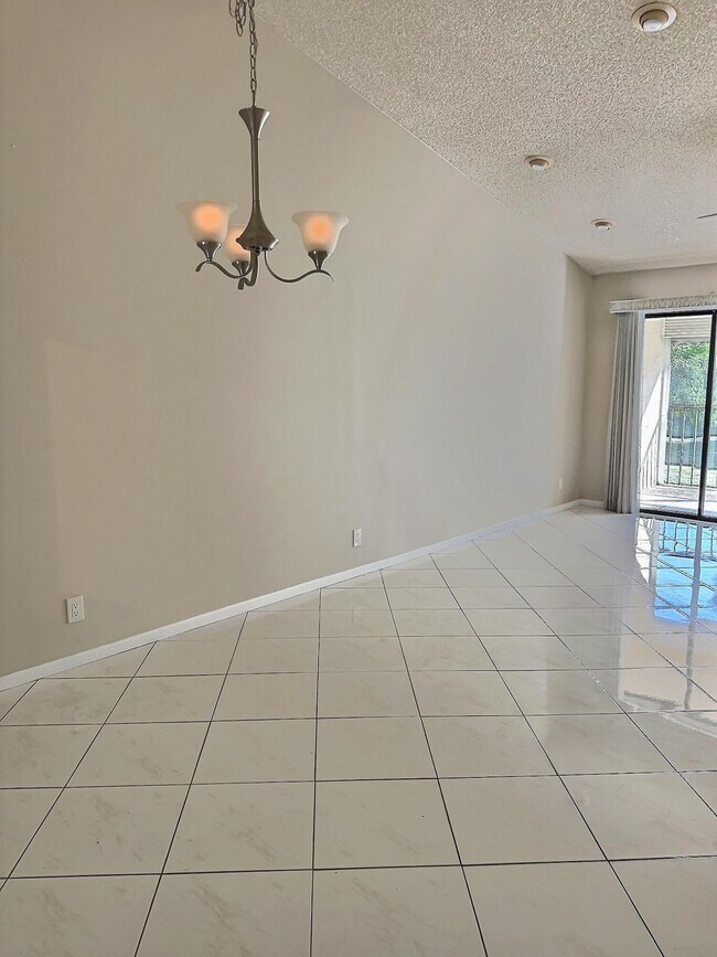 Building Photo - 3348 Lucerne Park Dr