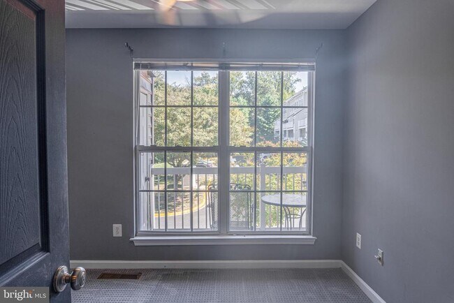 Building Photo - 1891 Crescent Park Dr