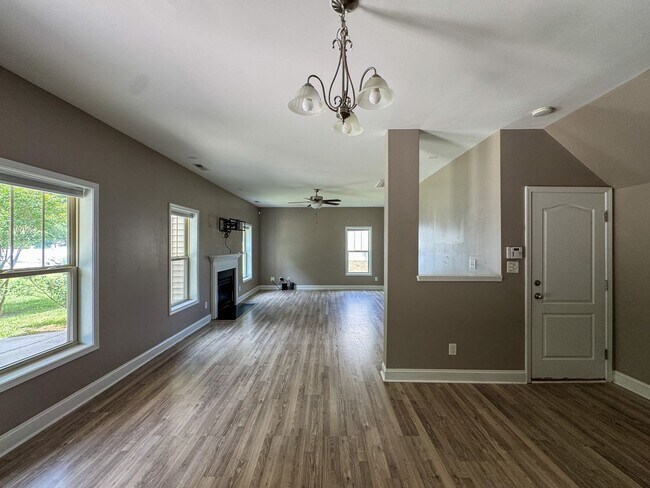 Building Photo - Gorgeous 4 Bed 2.5 Bath Home in West Gate