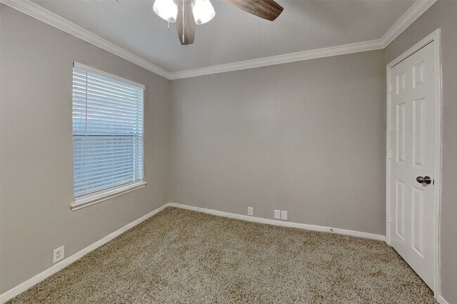 Building Photo - 19307 Royal Isle Dr