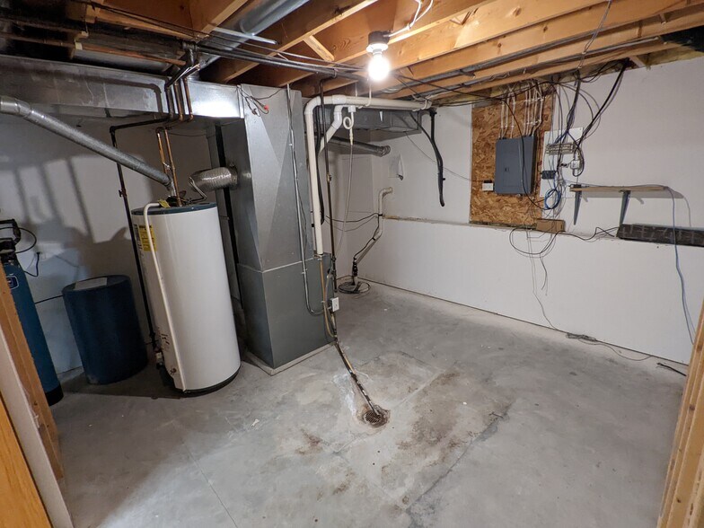 Storage Area - 5212 Black Walnut Dr