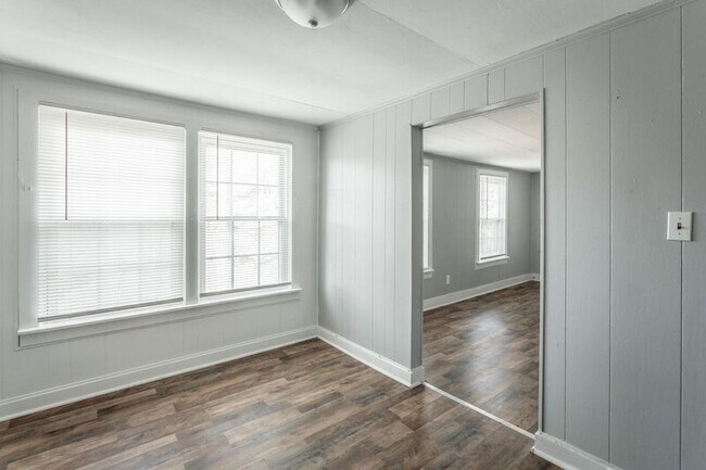 Building Photo - 311 Hedgewood Dr