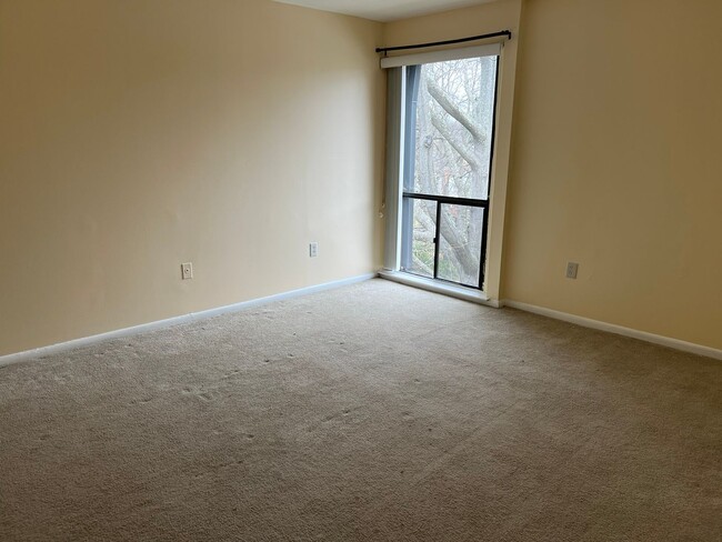 Building Photo - Spacious 1 Bedroom Adjacent to METRO