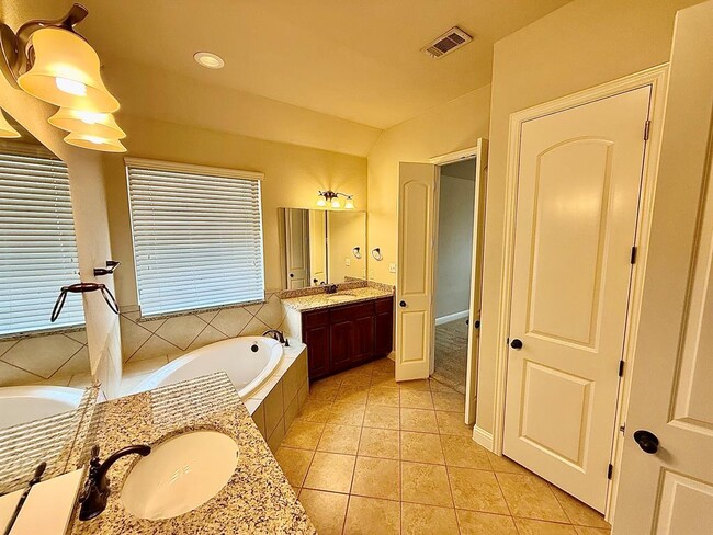 Building Photo - 5512 Lipan Apache Bend