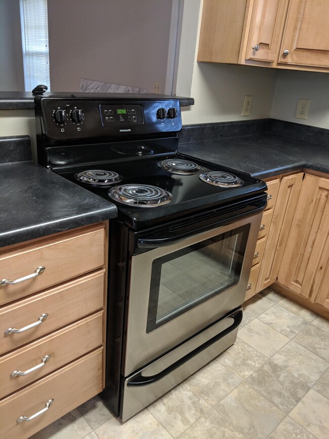 Stainless steel electric stove - 3106 Anderson Pike