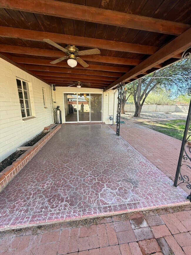 Building Photo - HOUSE FOR RENT