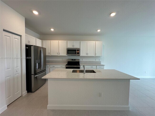 Building Photo - 402 SE Crossoak Ln
