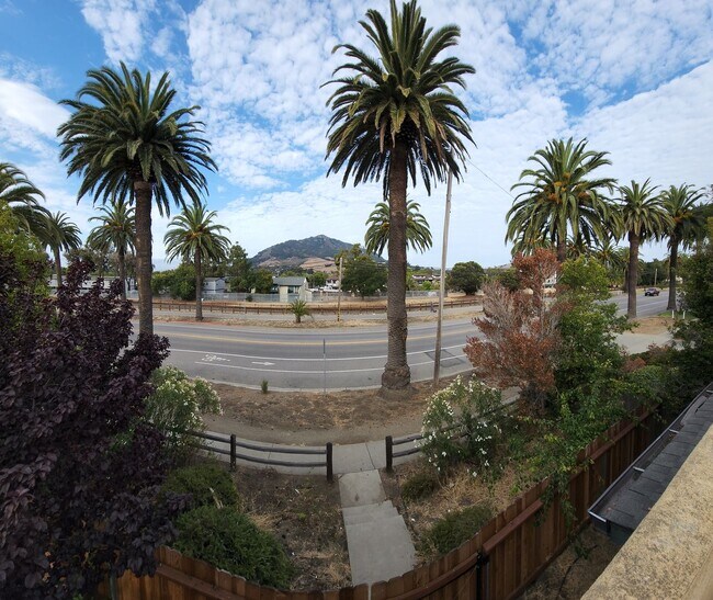 Building Photo - LOCATION-CLOSE PROXIMITY TO POLY CAMPUS