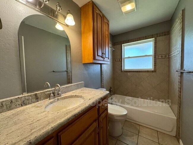 Building Photo - 704 N Gale Ave