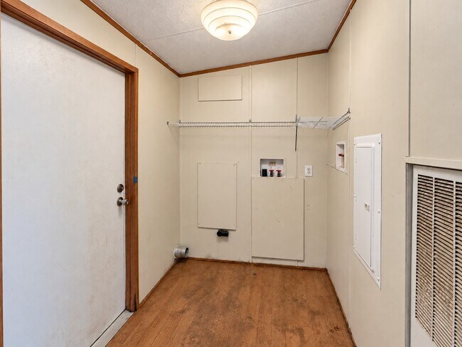 Building Photo - 3 Bed/2 Bath - Unit 204 Gaither