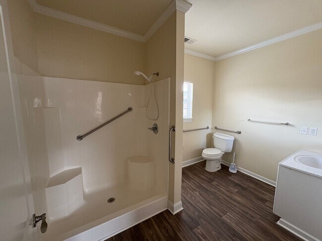 Building Photo - 1bed, 1bath unit available!