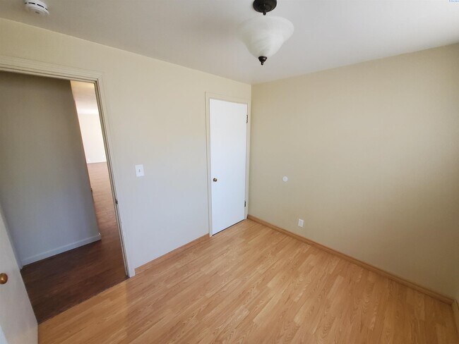 Building Photo - 305 S Mayfield St