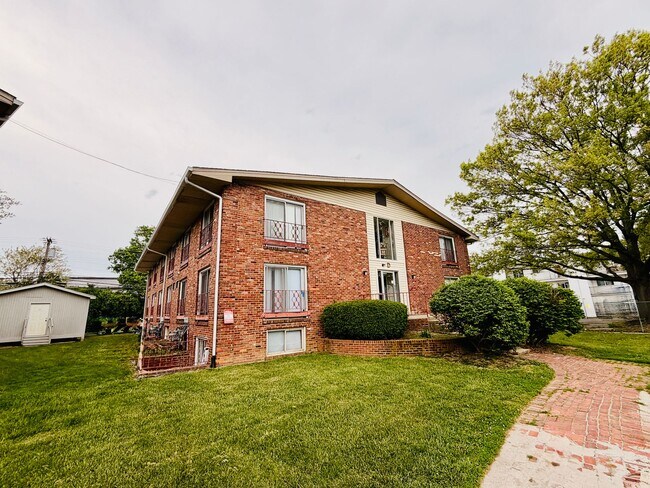 Building Photo - 1 Bedroom, 1 Bathroom close to public transportation in the Heart of Lexington