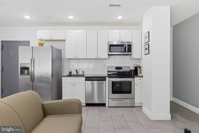 Building Photo - 925 N Broad St