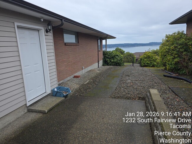 Building Photo - View home North Tacoma - 3 bedroom, 3.5 bathroom, 6 car garage - Available NOW!!!
