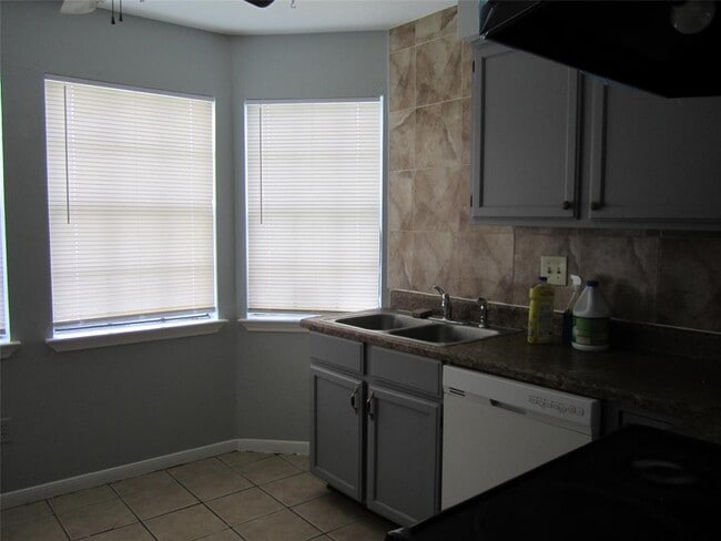 Building Photo - 11731 Lamprey St