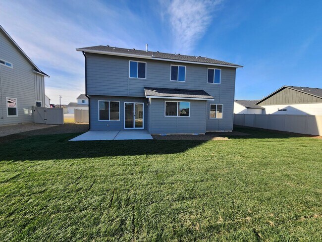 Building Photo - Brand New 5 Bedroom