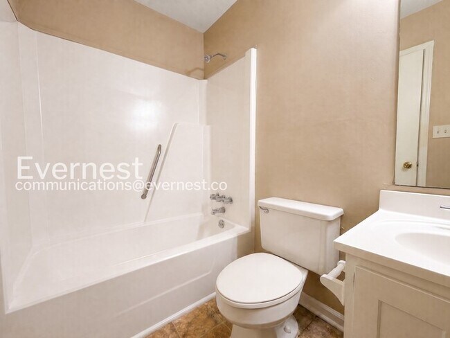 Building Photo - 3 Bed, 3 Bath Home with Off-Street Parking / Pet-Friendly / Available Now!