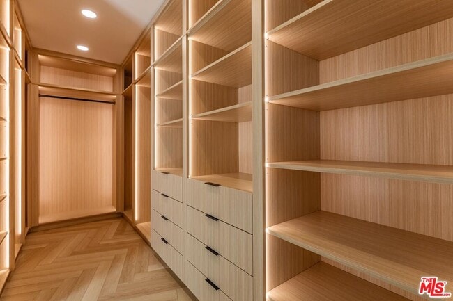 Building Photo - 560 Chalette Dr