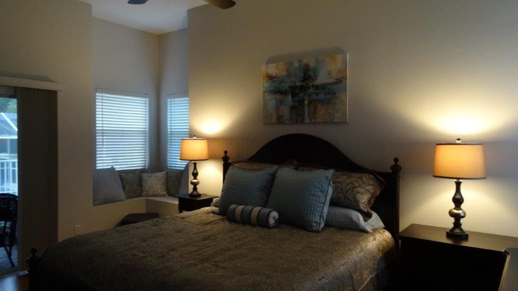 Master bedroom king size bed - all solid wood. - 979 West Skyview Crossing Drive