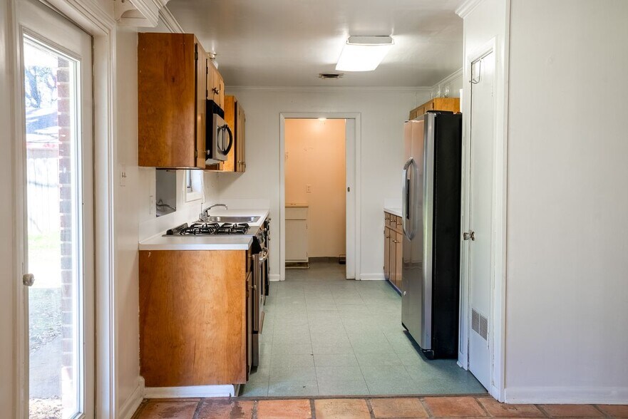 Building Photo - 213 Birch Dr