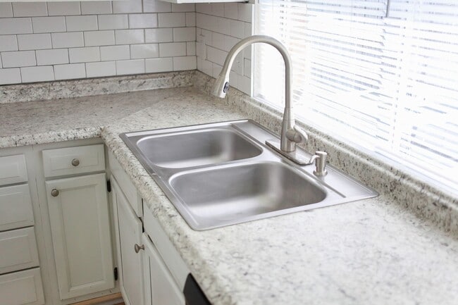 Building Photo - Updated 3BR Townhouse in Prime VA Beach Lo...
