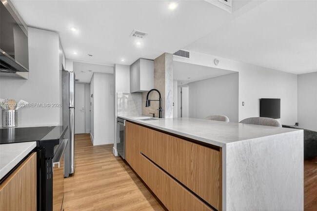 Building Photo - 2555 Collins Ave