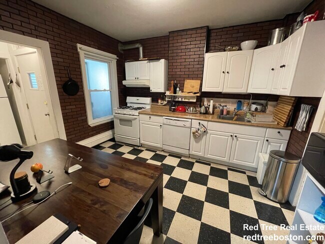 Building Photo - 204 River St