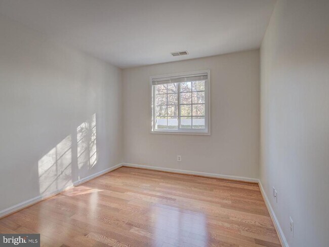 Building Photo - 5210 Maris Ave