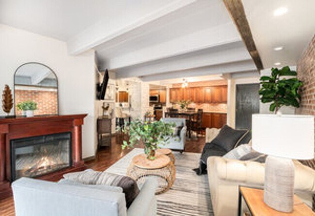 Building Photo - Cute 2 Bed Condo in Old Town