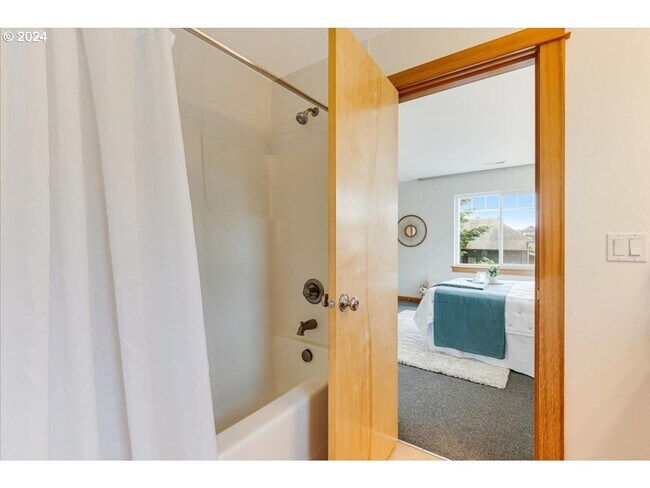 Building Photo - Charming 3-Bed, 2.5-Bath Townhome with Private Patio, Open Floor Plan, and Prime King Neighborhoo...