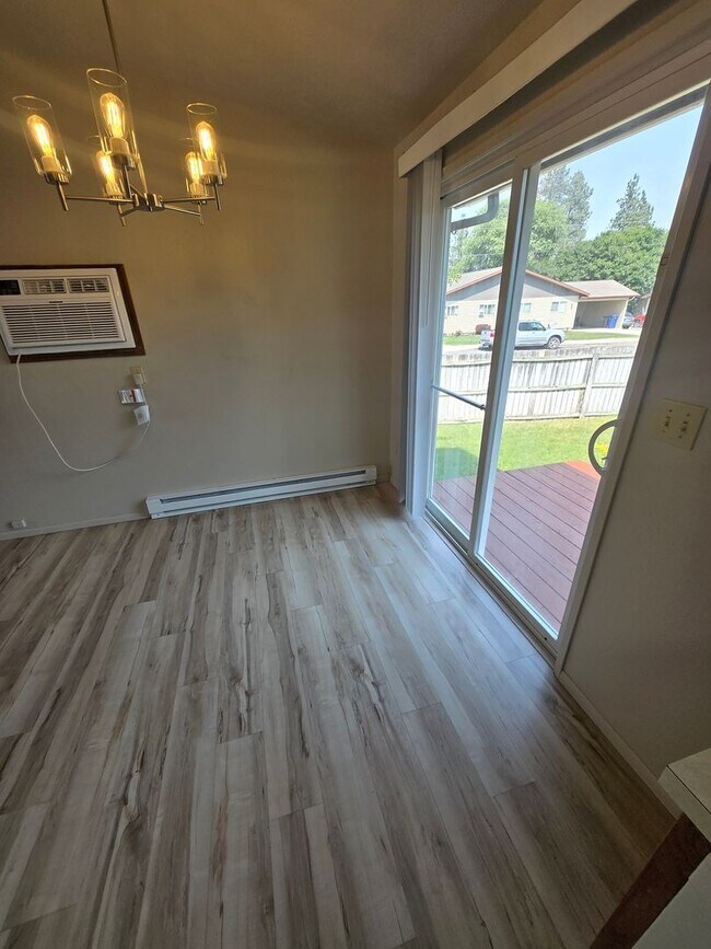Building Photo - 1122