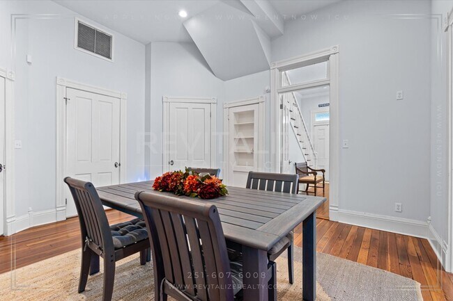 Building Photo - Beautiful Victorian Home in the Heart of S...