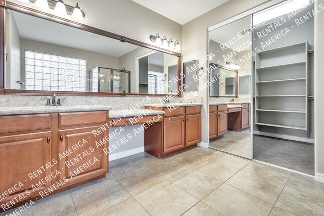 Building Photo - GORGEOUS 4/2.5 + DEN with Spa in Chandler!