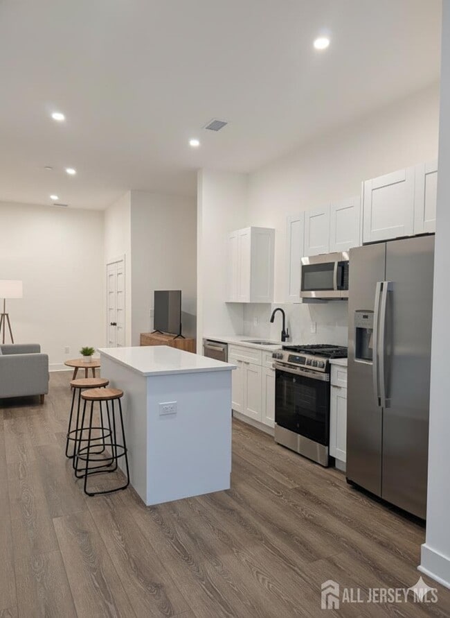 Building Photo - 581 Middlesex Ave