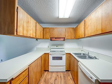 Building Photo - Natural light in this 2 bedroom 1 bath condo.