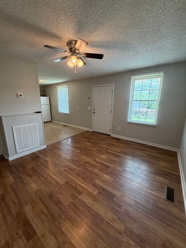 Building Photo - 212 Jay Dr