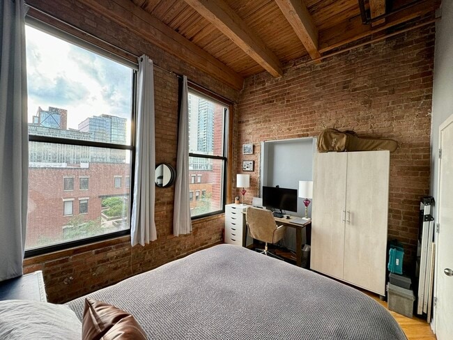 Building Photo - 616 W Fulton St