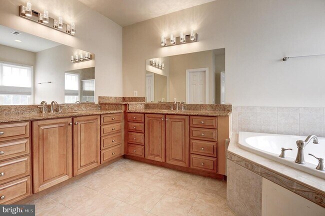 Building Photo - 4303 Evergreen Ln