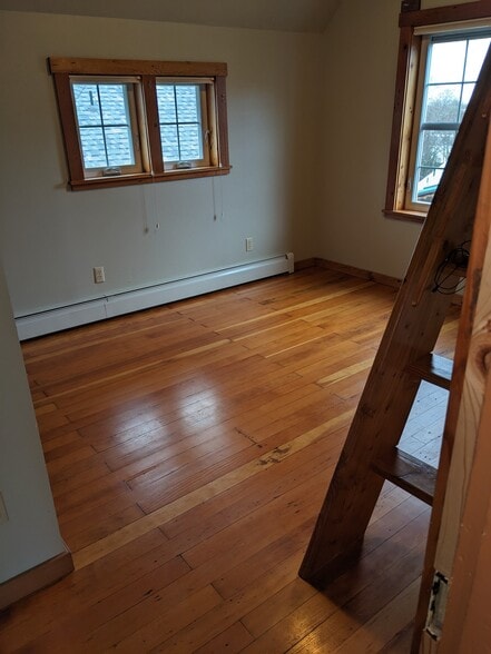 upstairs bedroom 2 - 819 Donovan Ave