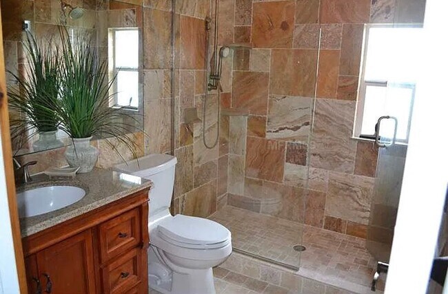 Building Photo - 2/2 Beautifully Landscaped Home