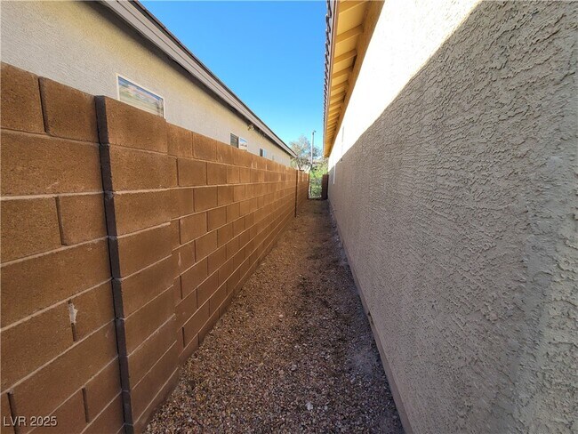 Building Photo - 9338 Wilderness Glen Ave