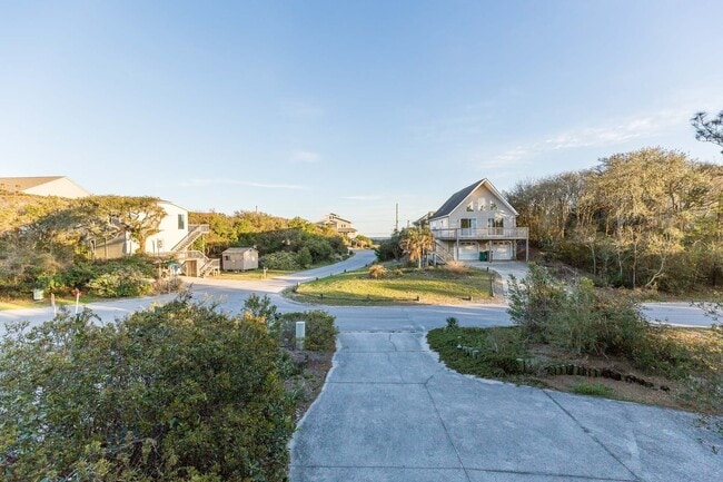 Building Photo - OFF-SEASON MONTHLY RENTAL FALL OF '25 THRO...