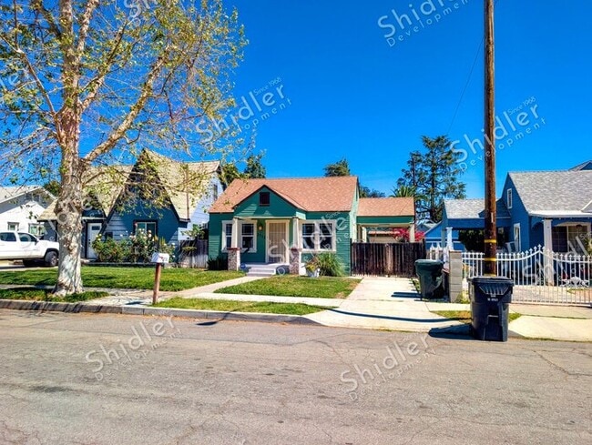 Building Photo - Upgraded Bungalow with Garage