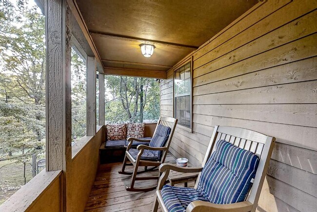 Building Photo - 247 Lakeview Ln