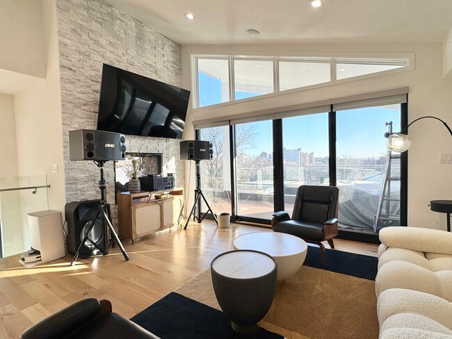 Building Photo - 4732 Mercier St