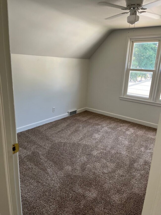 Building Photo - 3 Bedroom Home for rent in Urbandale, IA