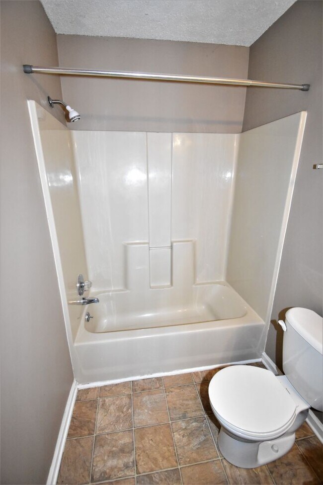 Building Photo - 3 Bedroom Pet Friendly Home For Rent!