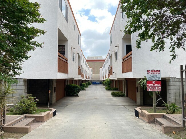 Building Photo - Available April 2026: 3 Bedroom, 2.5 Bathroom Townhouse with Attached Garage and Washer and Dryer...